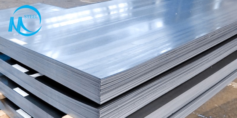 Thép tấm tiêu chuẩn là loại thép được sản xuất theo tiêu chuẩn kỹ thuật để đảm bảo tính đồng nhất và chất lượng cho công trình.